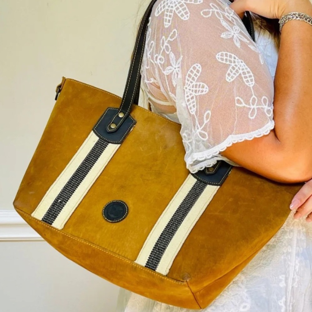 Le Papillon Rien Tote Shoulder Purse Bag Neutral Tan Lined Travel Work Sz 17X10”